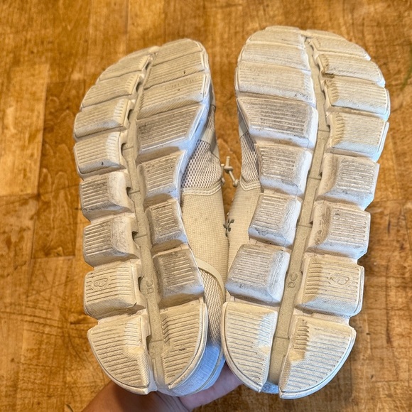 On Running Men's Light Gray Athletic Shoes - Picture 4 of 4